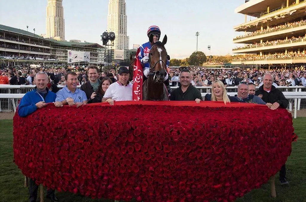 Caballo ganador del Kentucky Derby cubierto con la tradicional manta de rosas en el círculo del ganador